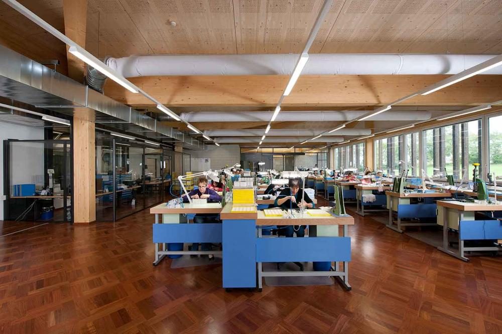 Un atelier Orolux, lumineux, sous charpente de bois