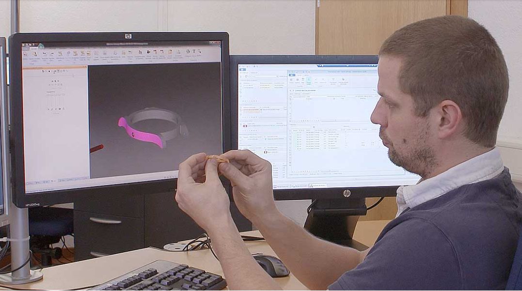 Un technicien compare une carrure à son modèle numérique