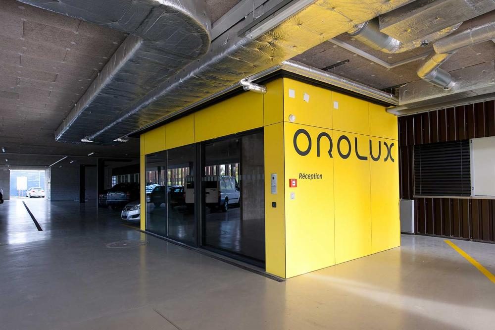 La réception Orolux, cube jaune au cœur du bâtiment